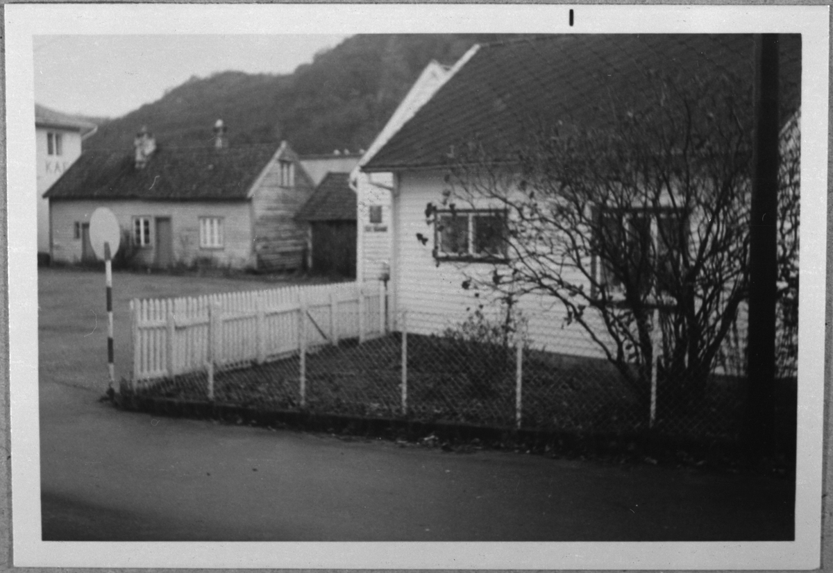 Frå Skånevik, ca. 1950. I midten det gamle posthuset.