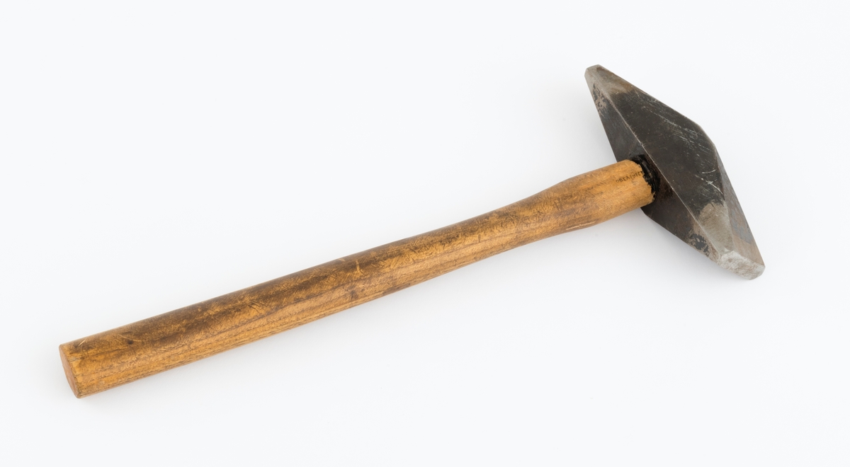 Hammer brukt til retting av sagblad, særlig til tømmersvanser.  Hammeren består av et hammerhode og et skaft av treverk. Hammerhodet er mangekantete.  Hammerhodet har et ovalt skafthull (cirka 2,5 cm langt). Skaftet har et ovalt tverrsnitt i håndtaksdelen. Hammerhodet munner ut i rektangulære flater på sidene. I den andre enden er hammerhodet formet til en smal slagflate, cirka 52 x 14 mm. Det er rester av svart lakk på hammerhodet.
Hammeren betegnes også som en planhammer eller korshammer. (Se rapport fra sagstrekkingsseminar på Voss i 2016 under fanen referanser.)