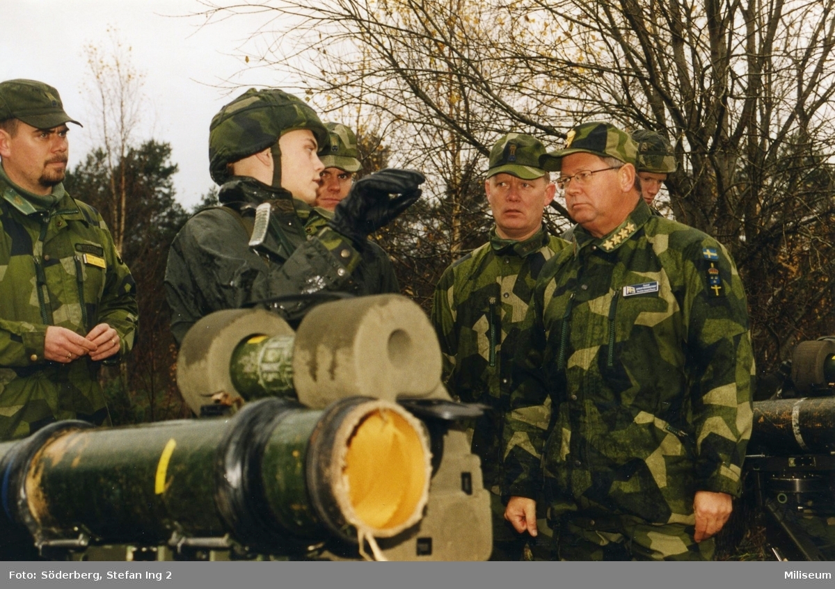 General Johan Hedestedt, överbefälhavare, till vänster Gary Bergdahl, Ing 2 och i mitten överstelöjtnant Tommy Karlsson, Ing 2. Pansarvärnsrobot "Bill".
