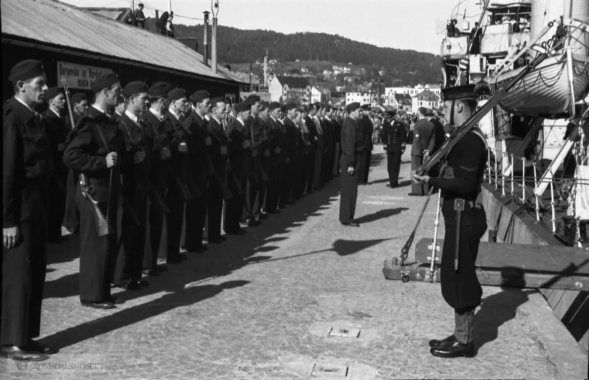 (vh94onzkf), "1945" .Den britiske jageren HMS Mackay (I70)(D70) til kai i Molde.