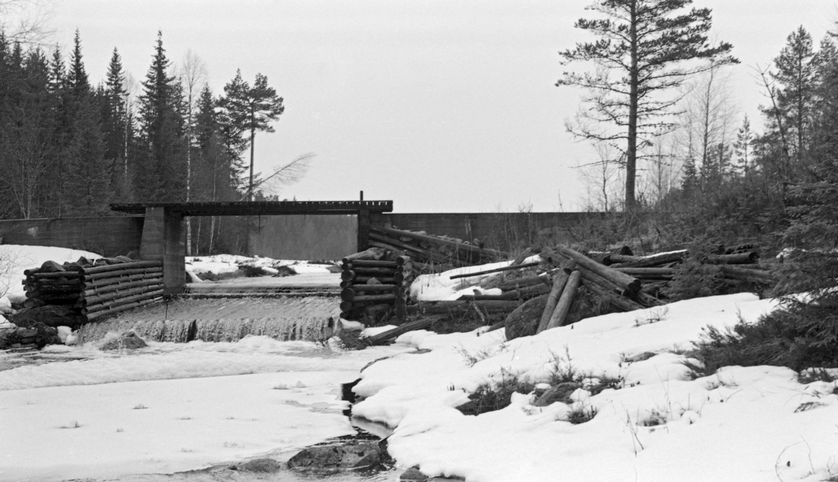 Fløytdammen, også kalt Nedre Grytdammen i Grytåa, Nord-Odal, Hedmark. Lukedam, armer i tømmerog stein. Delvis snødekt.