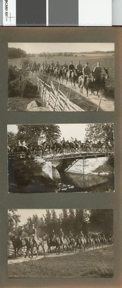 Soldater till häst rider över bron.