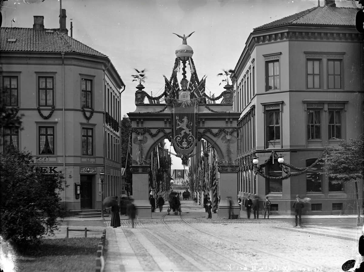Æresportal ved keiser Wilhelm IIs besøk i 1890 i krysset Rosenkrantz' gate og Stortingsgata. På ventre side ligger Apotek Nordstjernen.