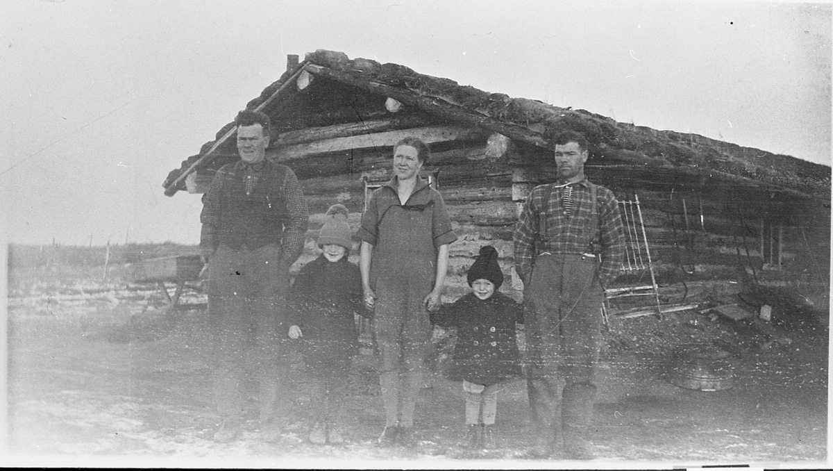 Farmen til Torger Grønseth i Canada, 1930. Fra venstre: Kristoffer Tangen, Mari og Halvor Grønseth med barna Gunhild og Ole. 