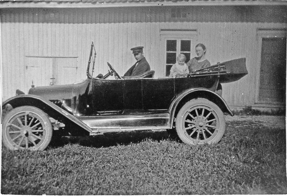 Halvor og Gunvor Eken med datteren Margit i personbil. Lærum i Sande, ca. 1922.