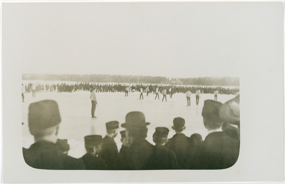 Bandymatch på isbelagd sjö utanför Uppsala februari 1907