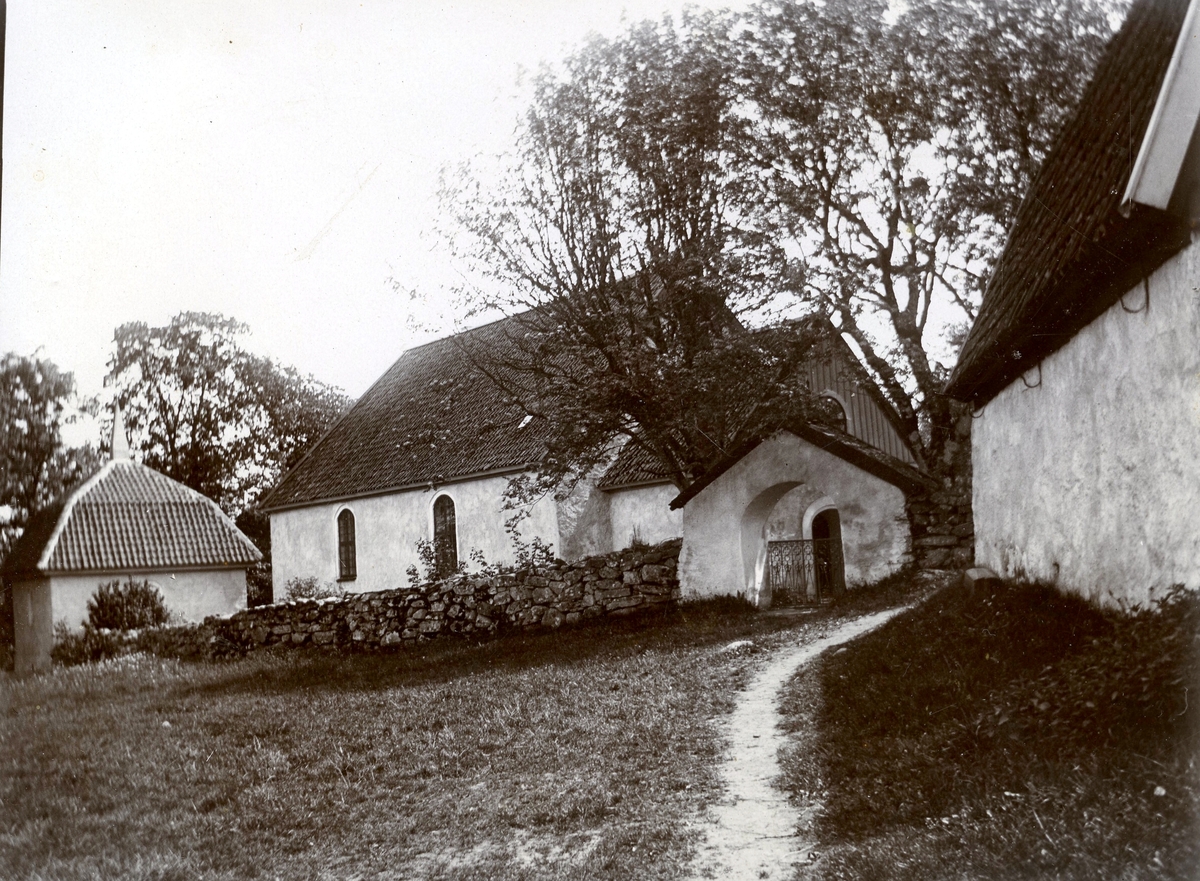 Kållereds kyrka cirka 1910 - 1915. Innan kyrkogårdsutvidgningen 1923/24.