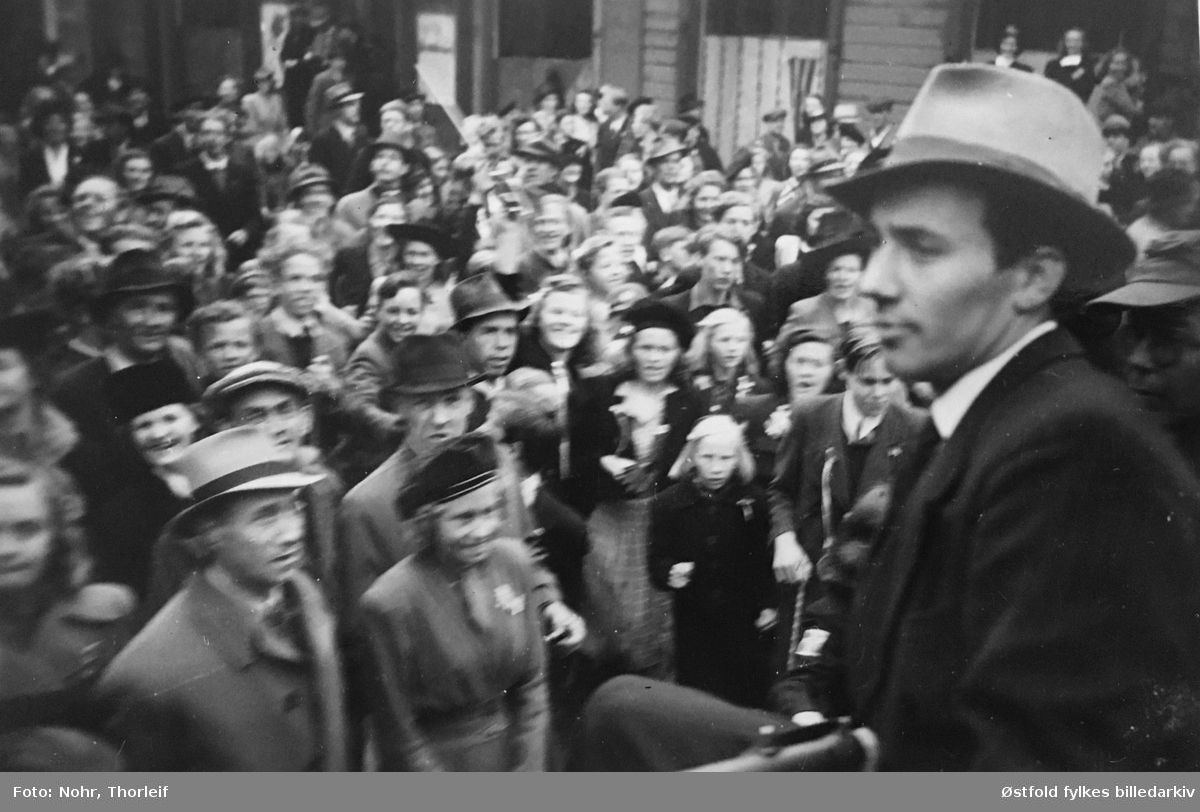 Frigjøringsdagene i Halden i mai 1945, etter andre verdenskrig. Folkemengde, folkejubel.