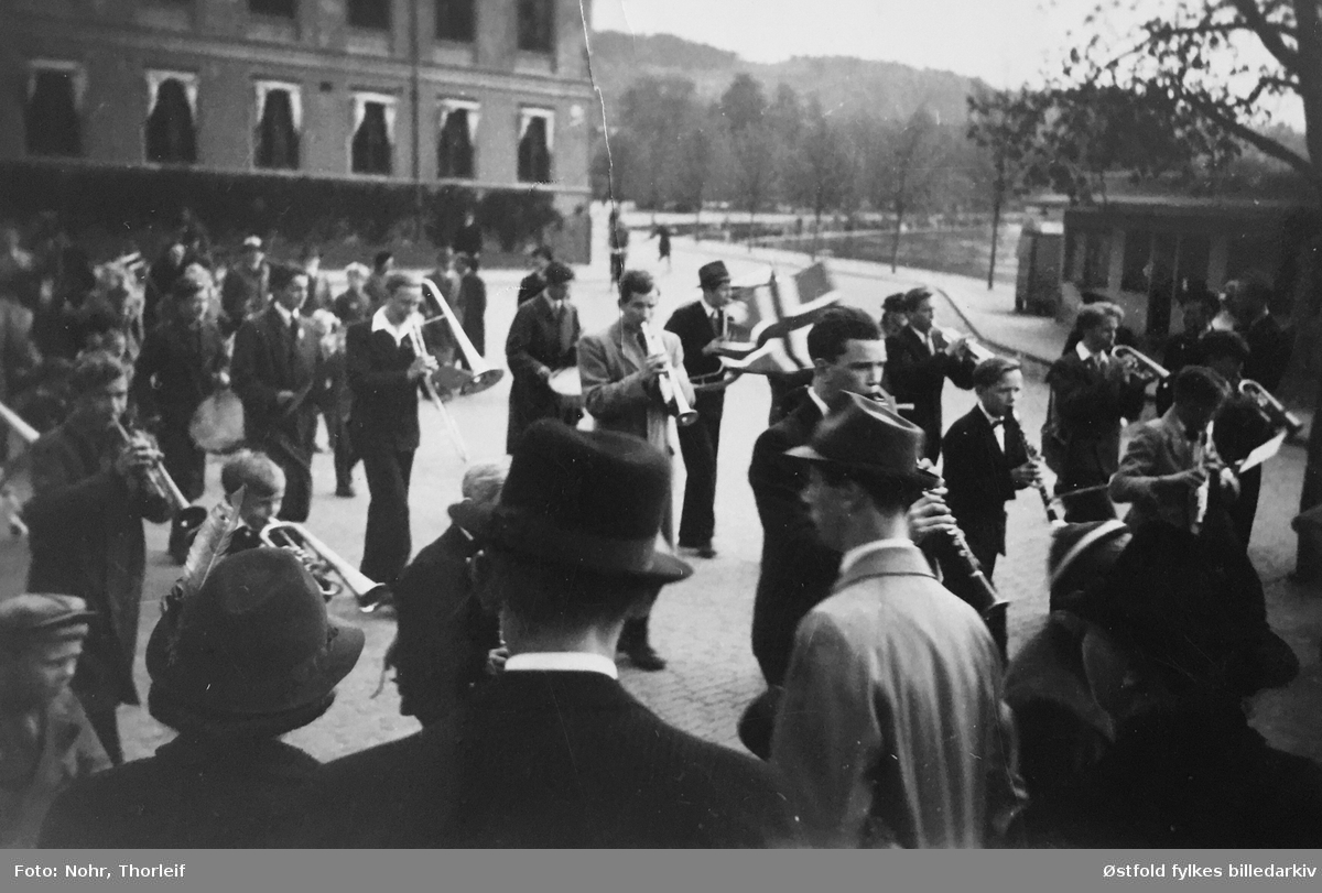 Frigjøringsdagene i Halden i mai 1945, etter andre verdenskrig. Parade med musikkorps.