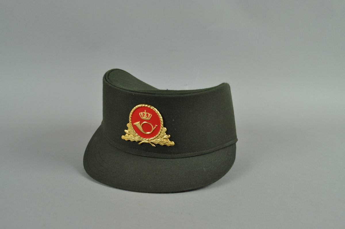 Mosegrønn uniformslue. Damelue størrelse 54. Posthornmerke i rødt og gull.