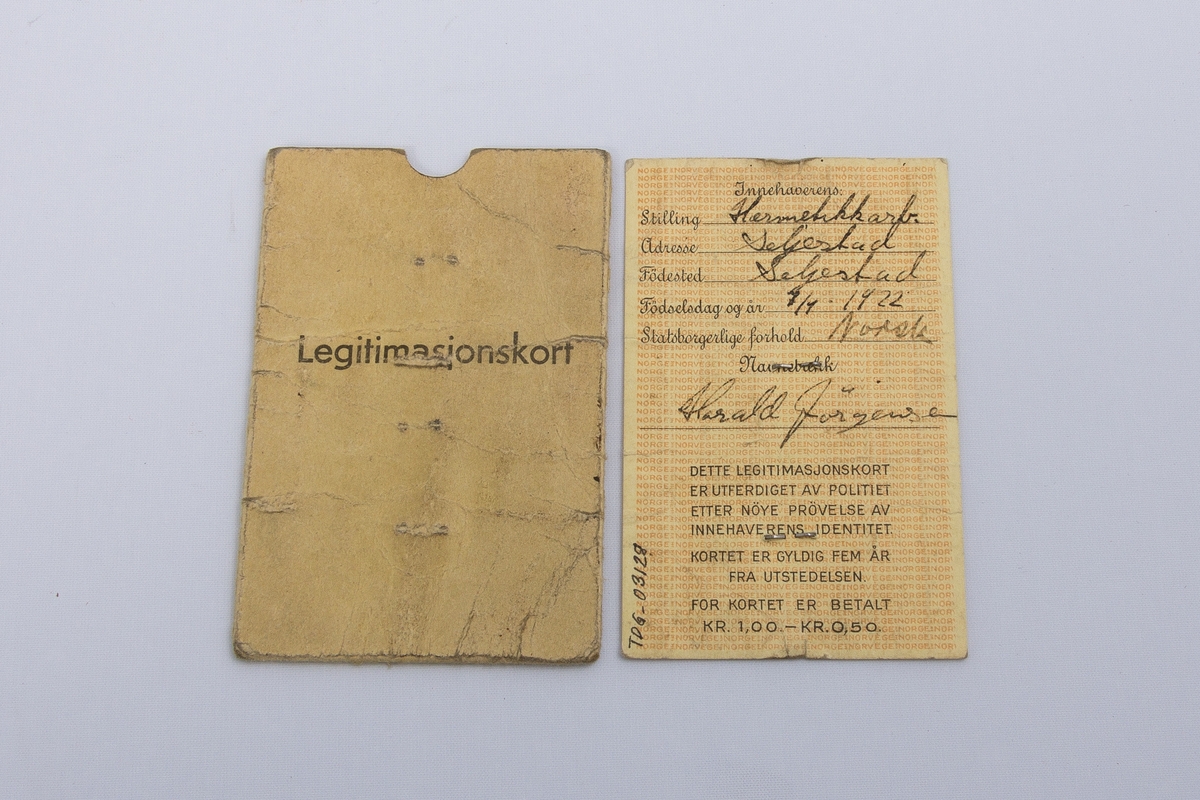 Legitimasjonskort fra 1941 utstedt av lensmannen i Trondenes til giver. Kortet er utstyrt med passbilde og selve identitetskortet ligger i en pappholder.
