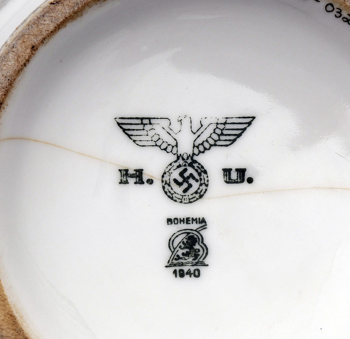 Keramikkbolle brukt av den tyske okkupasjonsmakten under andre verdenskrig. I bunnen er det et stempel av Den tyske ørn.