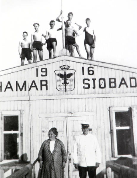 Hamar sjøbad var et badehus i tre. På dette svart-hvitt fotografiet står bestyrerparet foran døra, mens en gjeng gutter i badebukse poserer oppe på taket. Over døra står det "Hamar sjøbad 1916" og er bilde av Hamars byvåpen (furu med orrfugl).