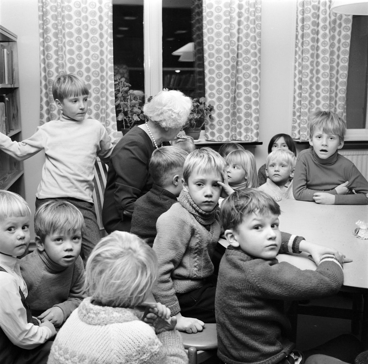 Avslutning, sagotimmen på biblioteket, Tierp, Uppland 1968
