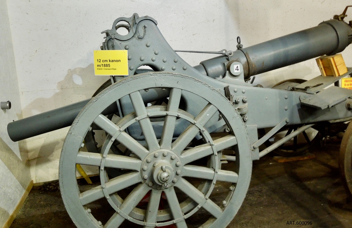 Kanonen tillhör det nya positionsartilleriet vars första pjäs var 12 cm kanon m/1879 . Det skulle utnyttjas för bestyckning av fästningar, tillfälliga försvarsställningar, för belägringar och även för förstärkning vid anfall.
  m/ 1879 var ett första försök som inte hängde med i den snabba utvecklingen vid denna tid. Nytt kemiskt krut tillkom, liksom, även med koppling till nya krutet, eldrör av stål som tålde starkare laddning och som då kunde nå längre.
 En ny konstruktion köptes av Krupp. På denna, benämnd m/1885, var hjulen av en förstärkt typ (senare ytterligare förstärkta till den typ som finns idag på museets kanon) och eldröret helt av stål. 
För att underlätta svansning (sidinriktning) infördes en särskild på marken baktill liggande svansplatta. Inledningsvis togs rekylen upp genom stora rekylkilar på vilka pjäsen rullade upp, bromsades upp och rullade tillbaka igen till skjutläget. Se särskild bild från en skjutning och bild med en på museet tillverkad kil, efter gammal ritning, helt av trä, ca 4 meter lång och tung.

På fast underlag fästes en streckskiva som underlättade inriktning i sida samt senare, fästes i golvet en rekylbroms av kompressionstyp som radikalt minskade rekylen och enbart en mindre rekylkil blev nödvändig. (Se bilder för 16 cm kanon m/1891.)
Från 1916 gjordes försök, och infördes för vissa, dessutom hjulbälten vilka infördes för att minska hjultrycket som gjorde att man vågade gruppera i något sämre underlag. (Hjulbälte finns i samlingarna för 16 cm haubits m/1885, se bild.)
Föreställaren för att få kanonen 4-hjulig vid transport var av enkel ”sadeltyp” (även kallad framvagn). 
 Eldröret lyftes ned i transportläge genom den till batteriet tillhörande kranen.
Se bild av kran-  ingen finns bevarad.
DATA	Kaliber 117 mm, totalvikt 2 485 kg, max Vo 475 m/s, skottvidd 8,5 km, eldröret räfflat 	vänster 35 räfflor. 
	54 tillverkades inklusive två försökspjäser varav 12 av Krupp och resten, på licens, 	som delades mellan Bofors och Finspång.