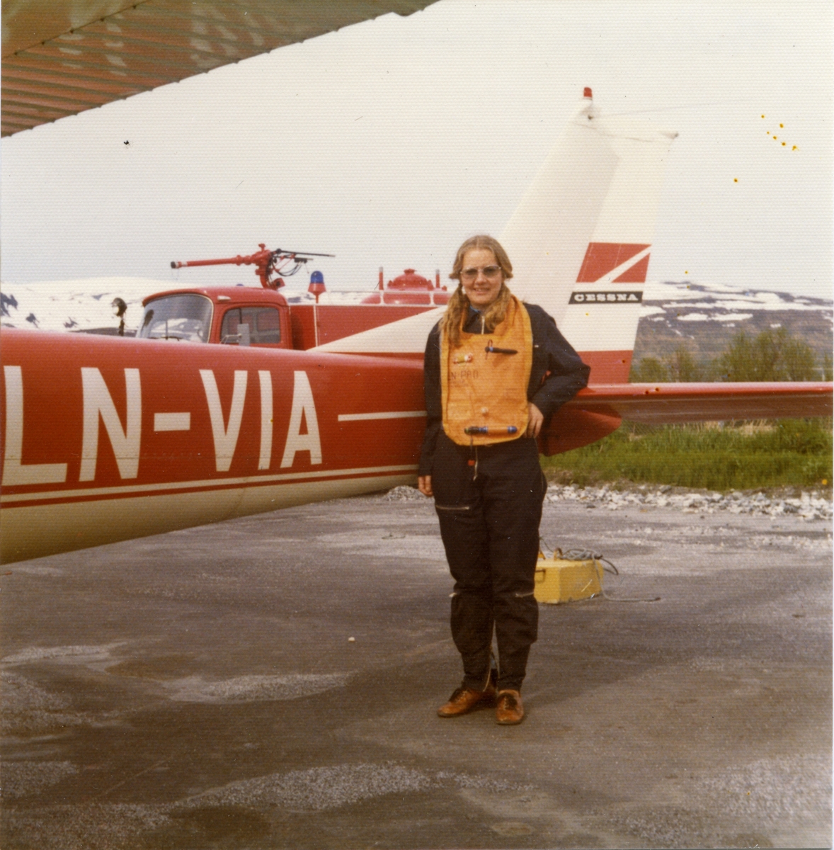 Flyinstruktør Martha Johansen oppstilt ved siden av  et av Tromsø Flyklubbs skolefly, en Cessna F.150 G.