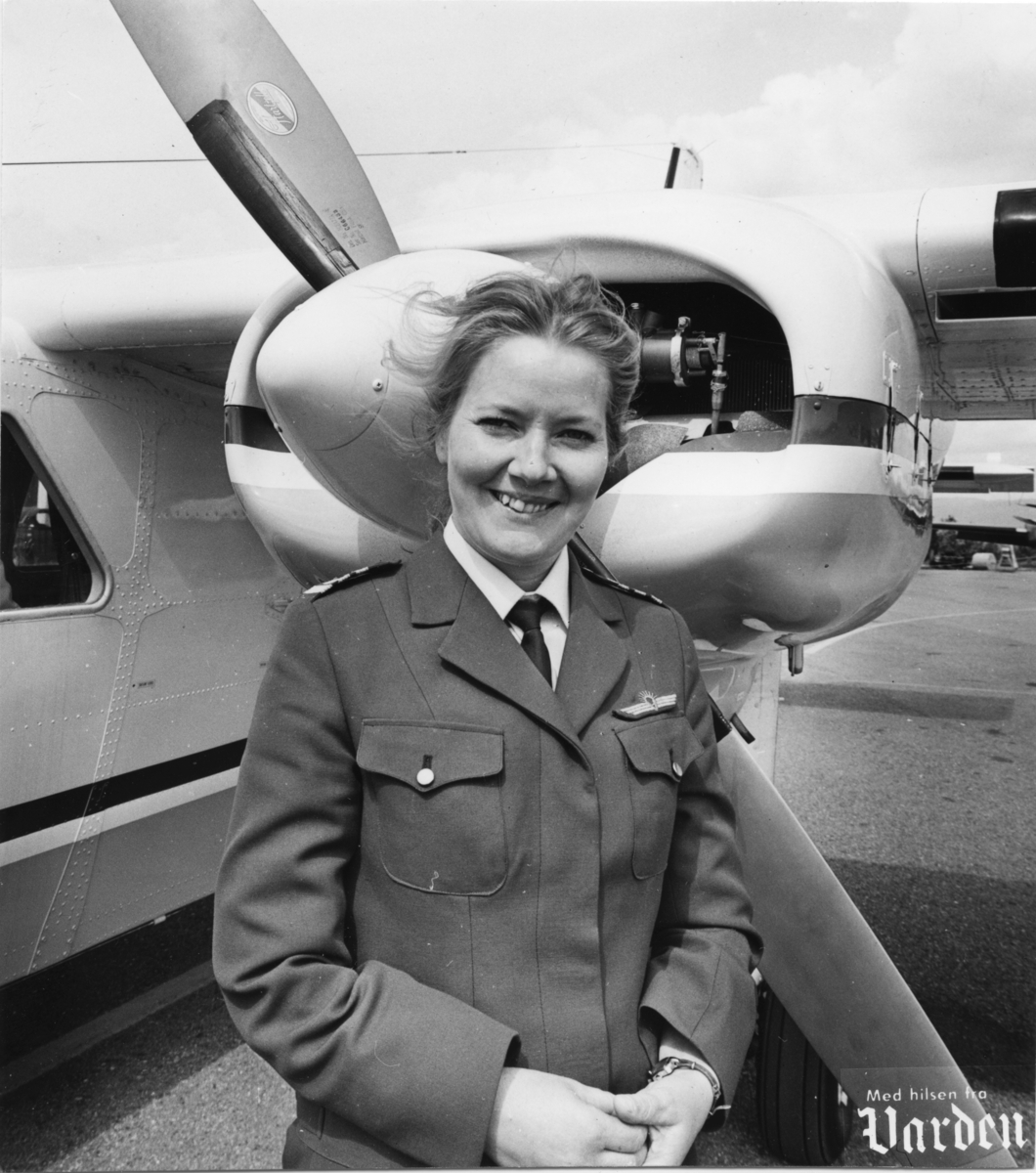 Flygeren Martha Johansen foran en av Norvings Britten Norman-2A Islander.