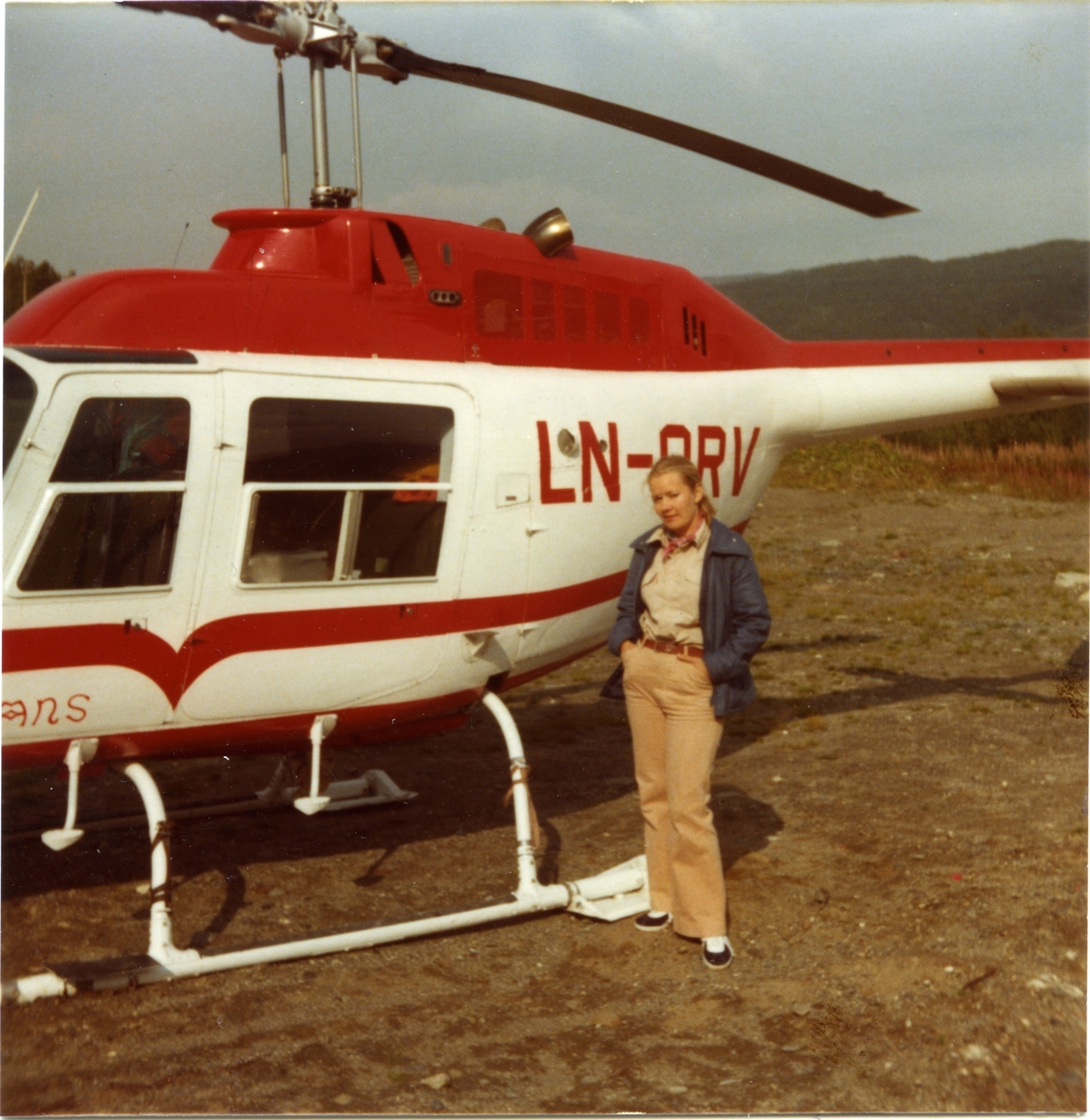 Martha Johansen foran en av Helikopter Services Bell Jet Ranger.