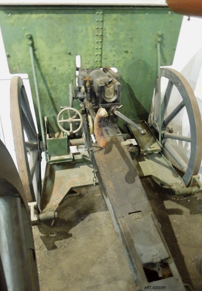 En för hela artilleriets utveckling viktig pjäs tillfördes från 1880-talet. Det var en av de första SnabbSkjutande modellerna, betecknad i kortform ”S S” kanon eftersom försedd med patronerad ammunition och stod stilla vid eldgivning som då var helt nytt. Anordning för halvautomatik fanns som innebar att tomhylsan automatiskt kastades ut efter ett skott vilket gjorda att det gick snabbt att ladda med nästa skott. Dessutom tillfördes att mekanismen automatiskt stängdes efter laddning med ny patron.

Den fanns i många varianter i försvaret av 57 mm kanoner och totalt tillverkades minst 400 st. Kanske till och med att blev det så att man överdrev eldhastighetens betydelse och lite glömde att verkan inte var särskilt stor för en så klen kaliber.

För kalibern 57 mm utvecklades efterhand många nya kanoner och  lavett-typer: för pansartorn, för kaponjärer i fästningsvallgravar, för kasematter samt vallavett med sköld som museet visar här. Även varianter fanns för fartyg samt genom kustartilleriet för många skansar i kustförsvaret.

Under senare tid, från ca 1930, tillfördes i stort antal helt andra typ- och ammunitionsvarianter vilka inte behandlas här, främst för fartyg, stridsfordon, pansarvärnskanoner och luftvärn. En kanontyp för flygplan!
 
 Fram till nya bestämmelser 1942 var beteckningen för de flesta typerna 6 cm kanoner. Detta ändrades från den tidpunkten genom att alla kalibrar under 6 cm skulle vara angivna i mm. 
Kalibern 57 mm kommer från en 1800-talskoppling till för oss då aktuella internationella kanontyper. 

VIKT		1116 kg
ELDRÖR		vertikalkil, 26 kaliber långt
SKOTTVIDD           	5,5 km (nådde från högt beläget fästningstorn 7 km, exempel Vaberget)
AMMUNITION          	vanligast spränggranat men även bland annat 
pansarprojektil