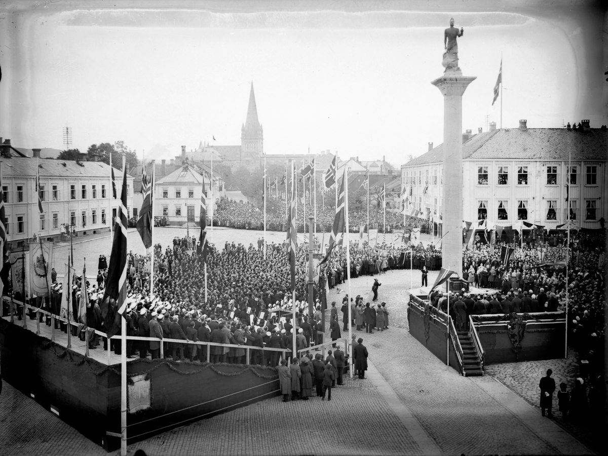 Avsløringen Av Olav Tryggvason Statuen På Torget I Trondheim 18 09 1921 Sverresborg 