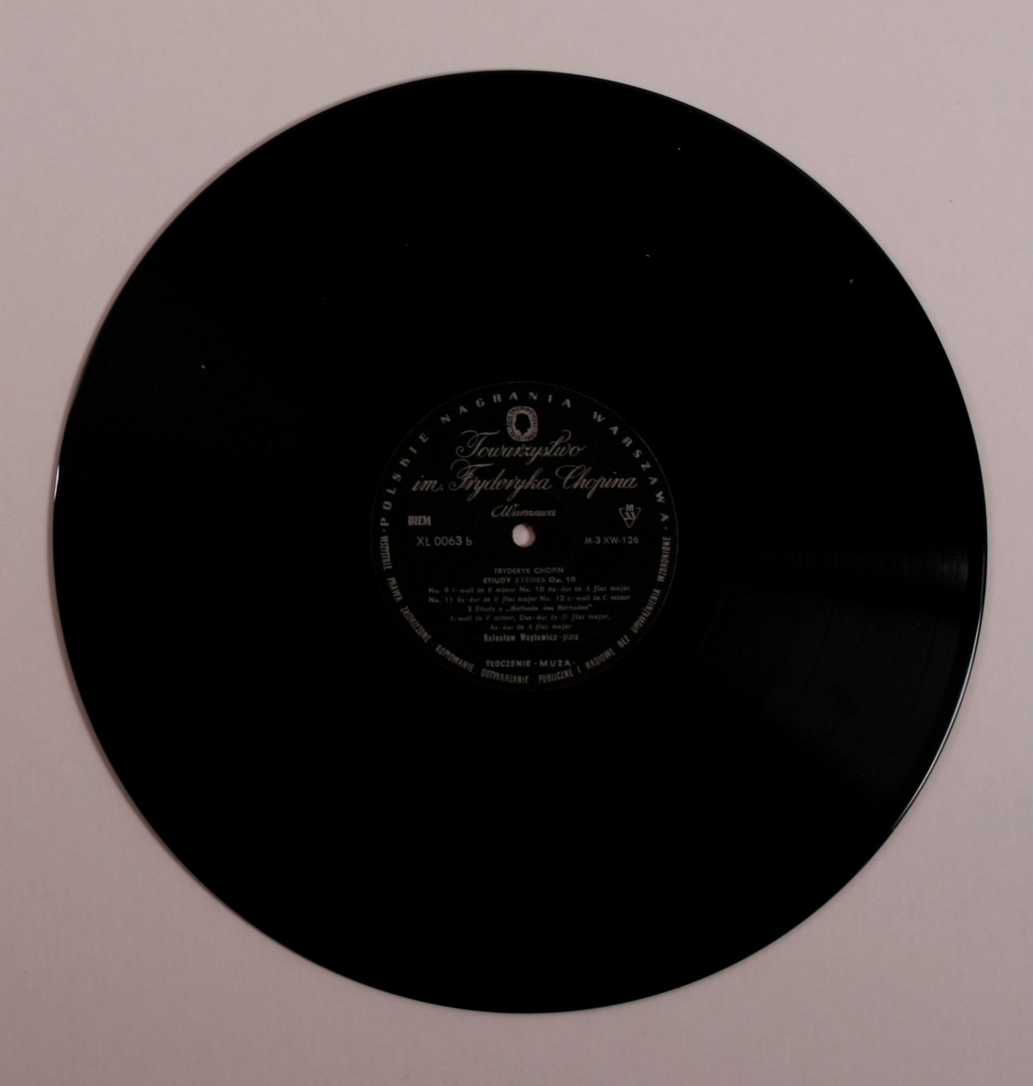Grammofonplate i svart vinyl og plateomslag i papp. Plata ligger i en plastlomme.
