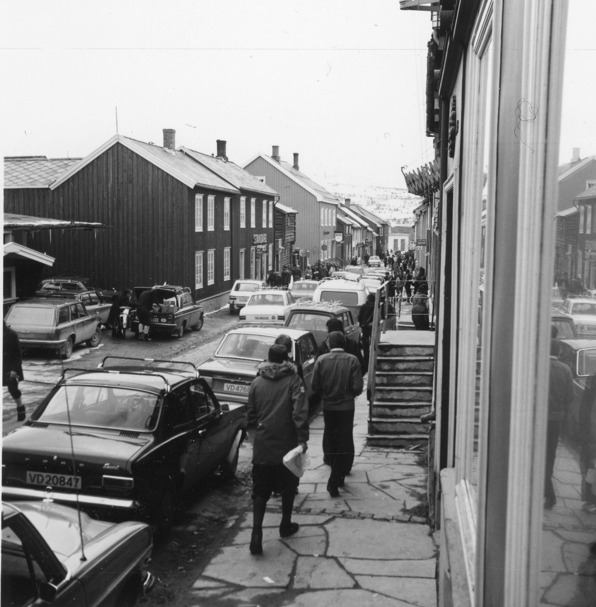 To foto fra Kjerkgata på Røros, sett både nedover og oppover fra omtrent Skanckegården og Amnéusgården, påska 1974