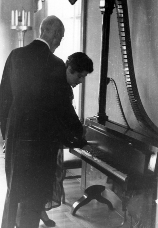 Pianoharpe_Victoria_og_kong_Haakon_Foto_Schrder_1952_red.png (Foto/Photo)