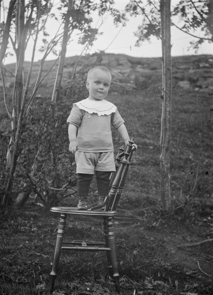 Leirfjord, Ulvangen. Barnebilde av Einar Mikalsen.