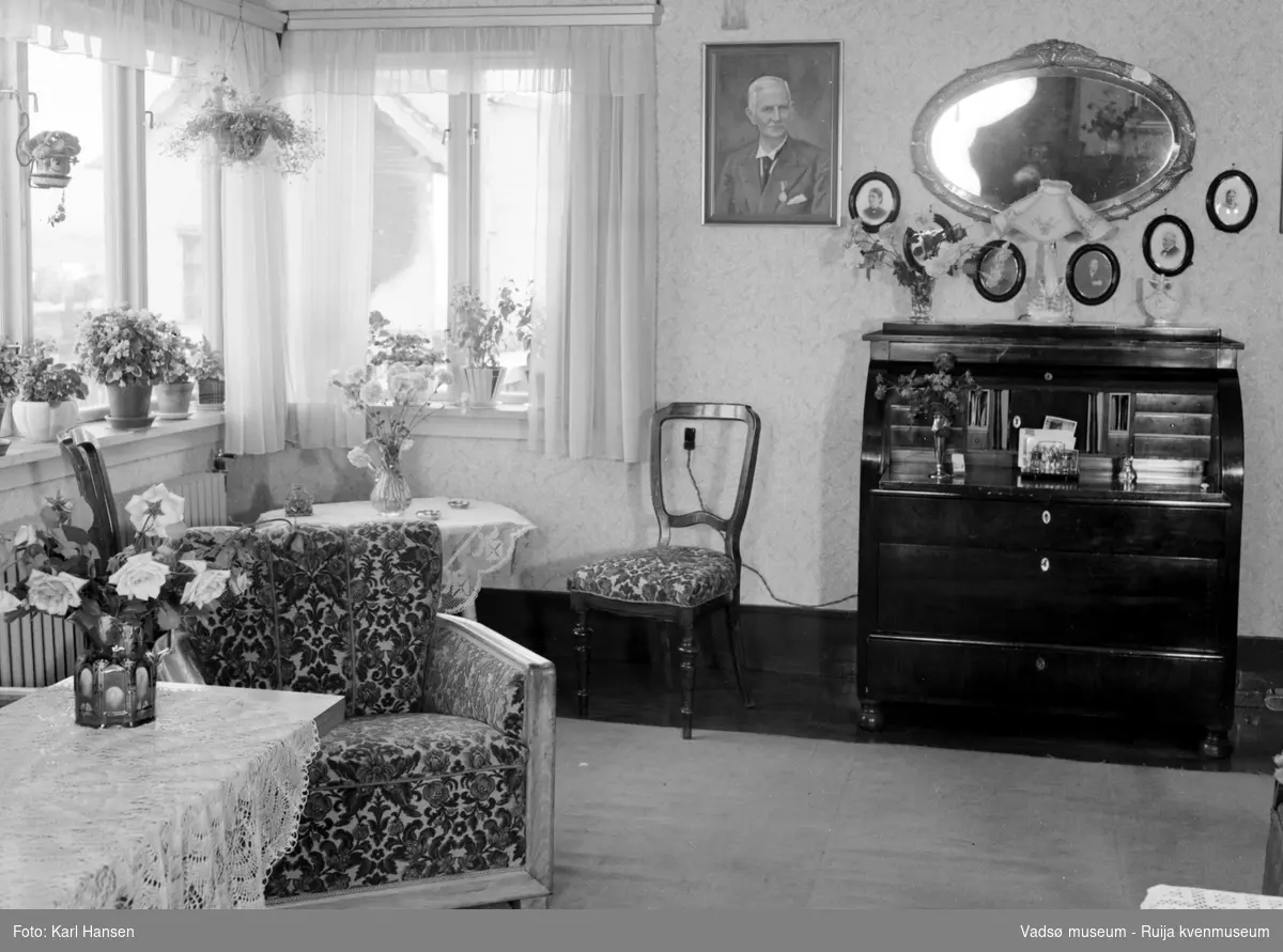 Interiør i privat bolig, antatt boligen til doktor Bjarne Skogsholm (1892-1978) i Oscarsg. 27, Vadsø.