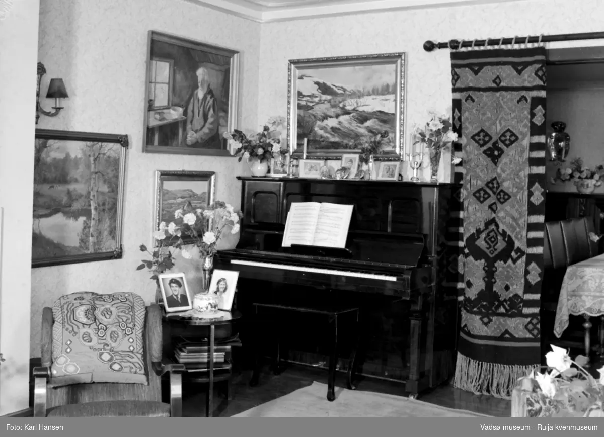 Interiør i privat bolig, antatt boligen til doktor Bjarne Skogsholm (1892-1978) i Oscarsg. 27, Vadsø. 