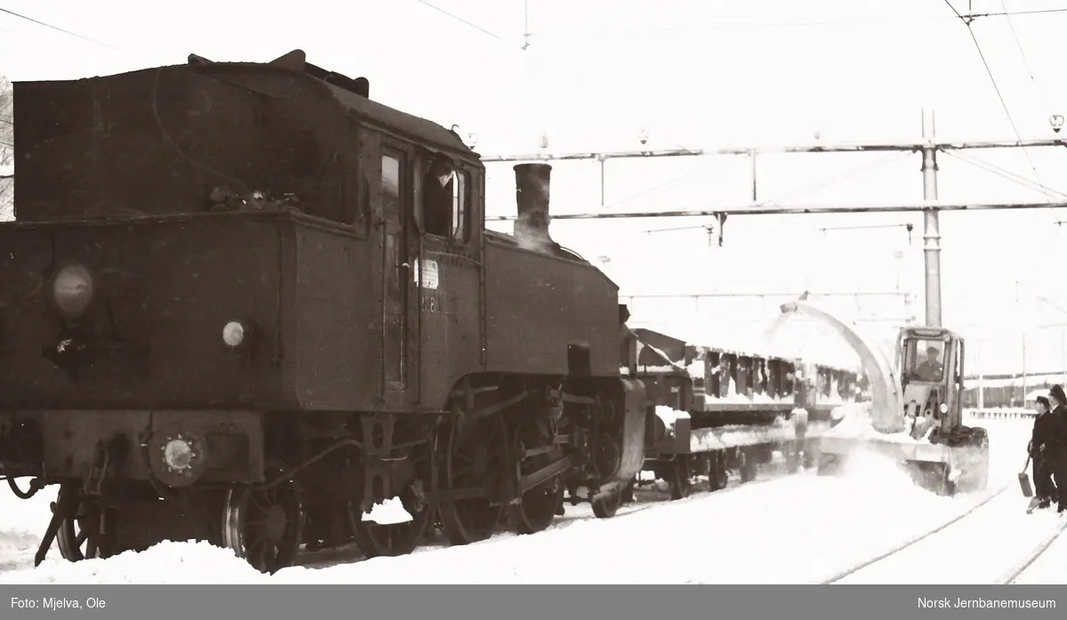 Damplokomotiv type 32a nr. 288 i snøryddigstjeneste på Oslo Østbanestasjon