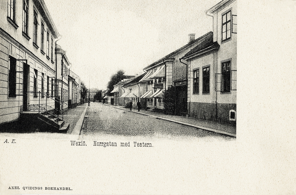 Norrgatan, Växjö med vy mot väster och Växjö teater, 1905.
Till vänster syns några hus i kvarteren Sunaman och Klostret, till höger några av husen i kvarteren Vinaman och Munken.