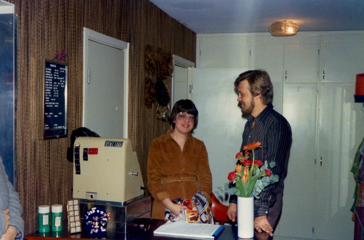 Ägarbyte av Ternanders Damfrisering på Våmmedalsvägen 10 i Kållered, 1980-tal. Ingela Ternander, tidigare ägare, och Leif Westerberg som köpte salongen tillsammans med hustrun Lena. De gav salongen namnet "Hårmakarna".