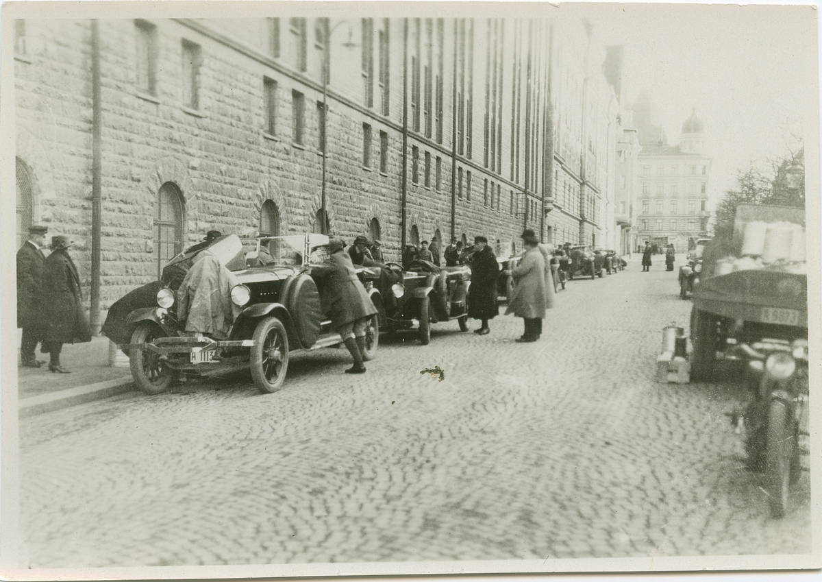 Startplatsen i Stockholm under biltävling. 
Fotografi från John Neréns motorhistoriska samling.