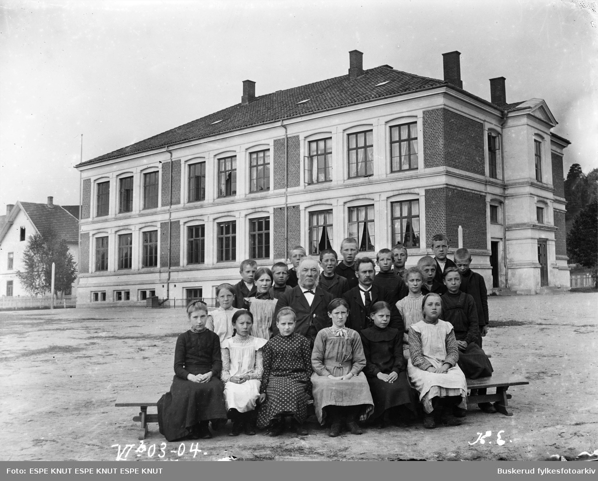 Skolebilde av klassetrinn 6b i1903-1904 på Hønefoss folkeskole.