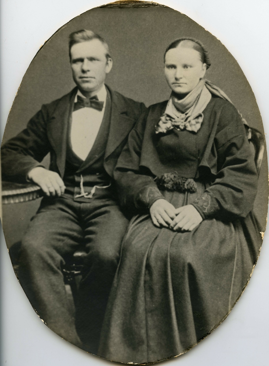 Ovalt portrett av ekteparet Eivind (f. Pålskås) og Mari (f. Innleggen) Lia, Bø i Telemark.