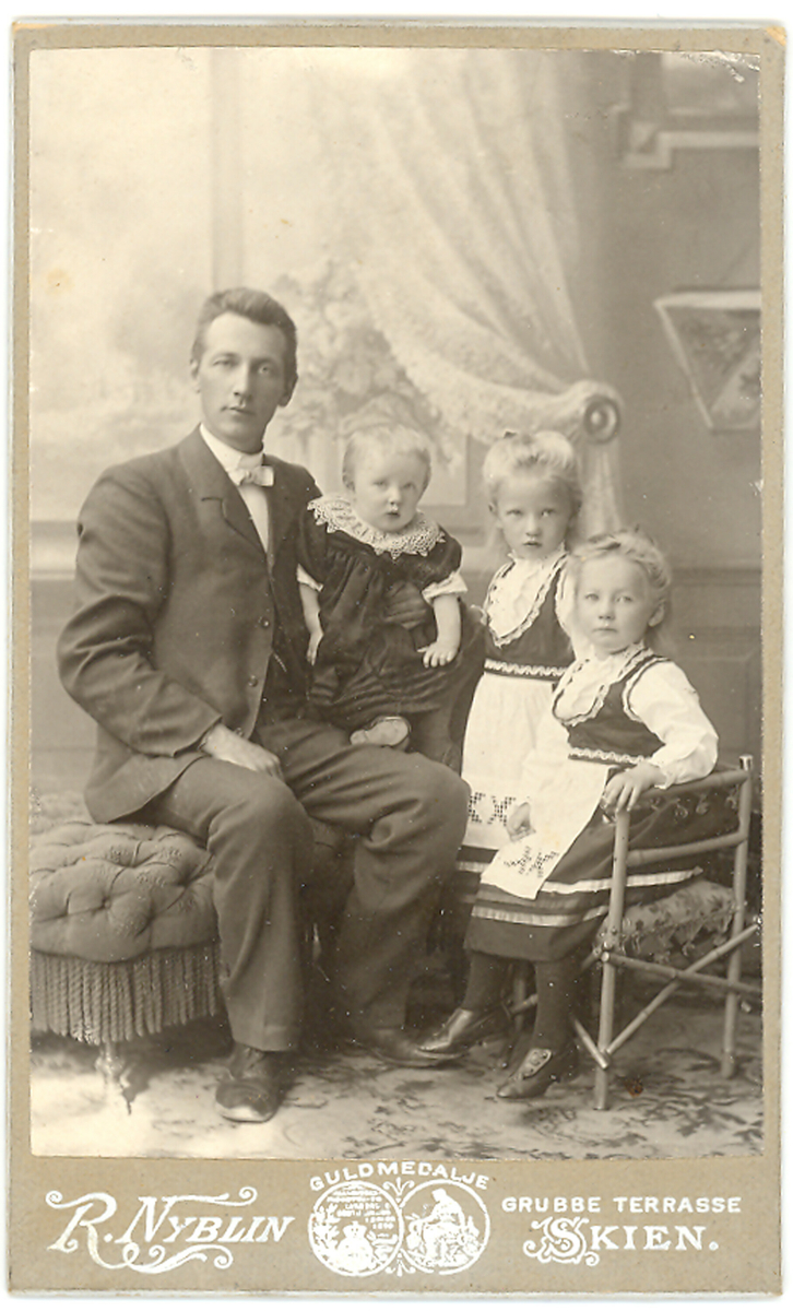 Olav Sannes, Drangedal, med jentene sine i fotoatelier
