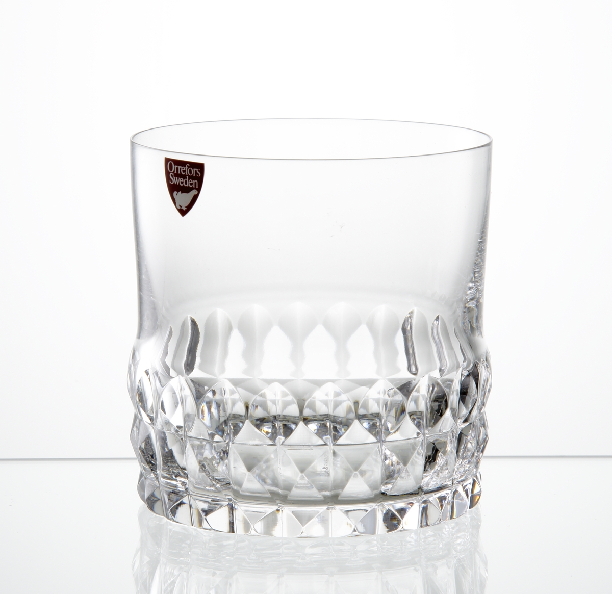 Design: Ingeborg Lundin.
Whiskyglas, cylindrisk kupa med diamantslipad dekor runt kupans nedre del. 
Fabriksmärke: Röd botten med vit text.
