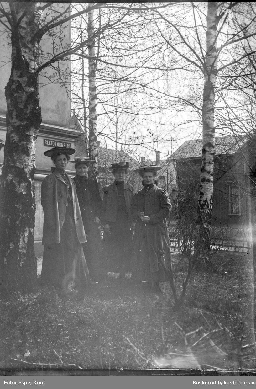 Fire unge kvinner, antagelig lærere på Hønefoss folkeskole. Fotografert i Rektor Ørnsgate i Skien.Hønefoss folkeskole hadde skoletur dit.