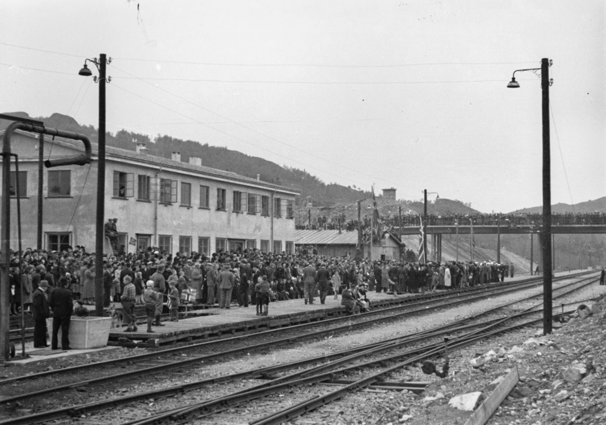 Jernbanestasjonen på Eie, 10. mai 1945. Folk venter på toget med fangene.