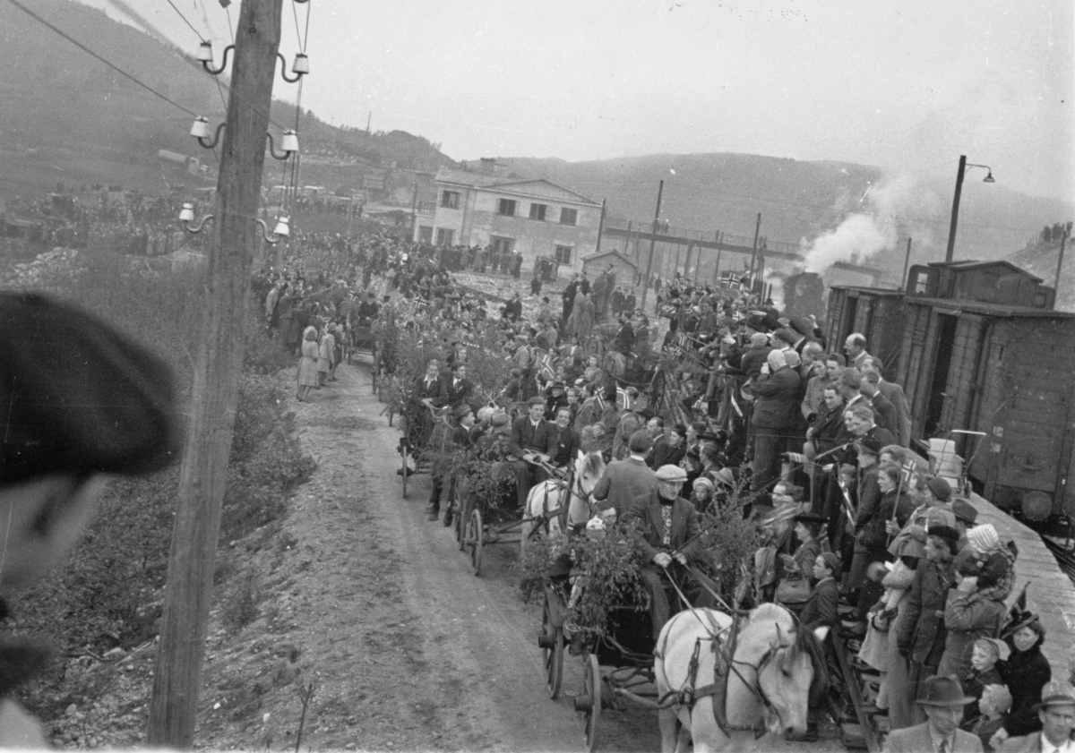 Jernbanestasjonen på Eie, 10. mai 1945. Prosesjonen med Grinifangene er klar til avgang.