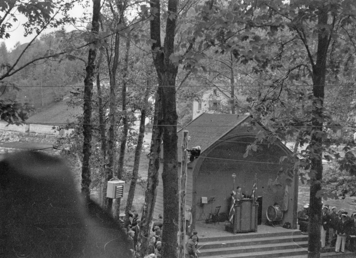 Feiring av kongens hjemkomst på Elverhøy, 7. juni 1945. Postmester Olaf Lorentzen taler.