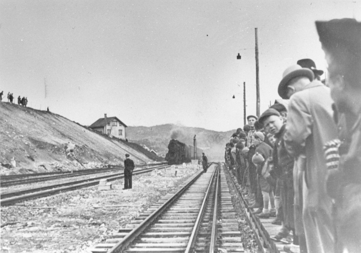 Egersund Jernbanestasjon, 1. mai 1944. Første ordinære rutetog på Sørlandsbanen.