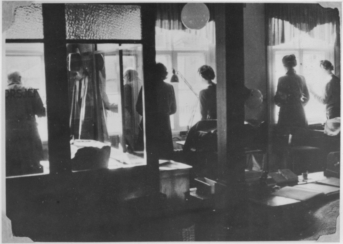 Fayancefabrikkens kontor, ca. 1950. Hva skjer utenfor på "Plenen"?