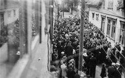 Folk samles utenfor arresten i Nygaten for å se på når nazis