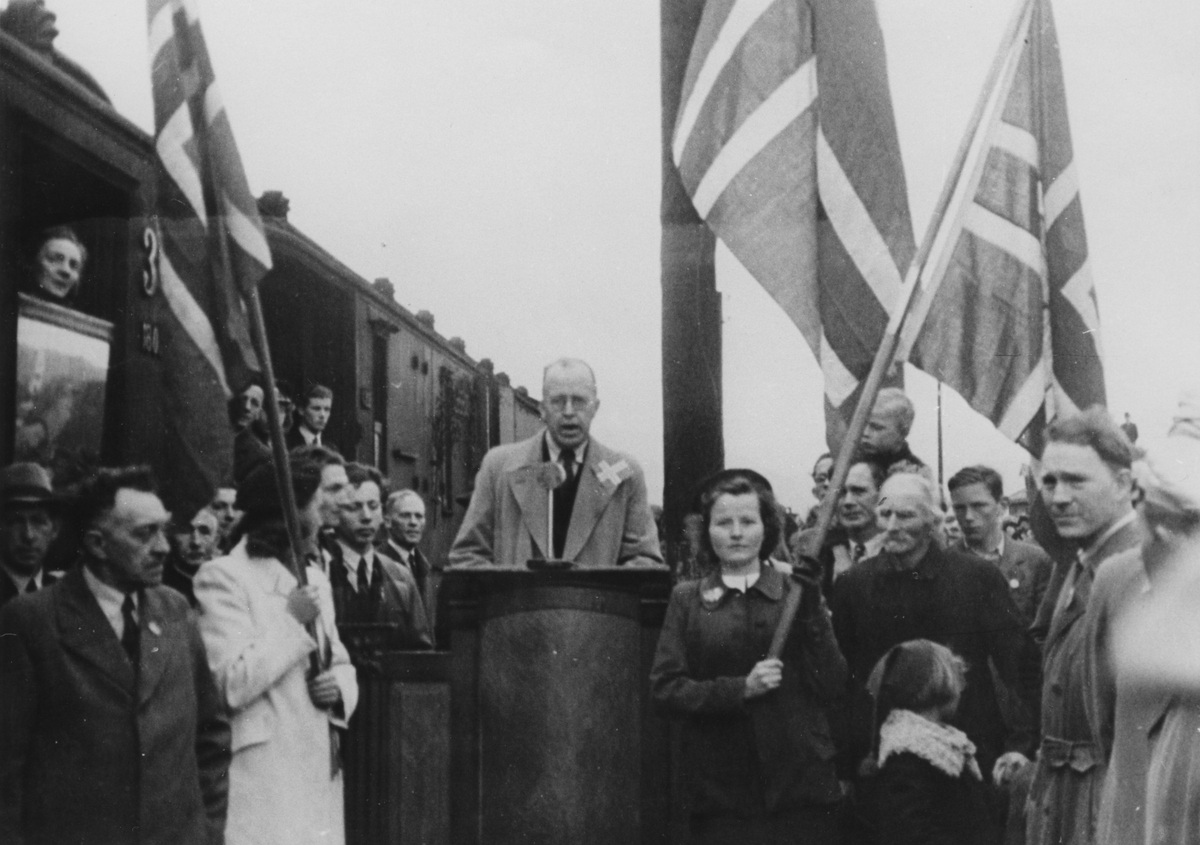 Mottakelse av Grinifangene, 10. mai 1945. Adolf B. Albrethsen taler.
