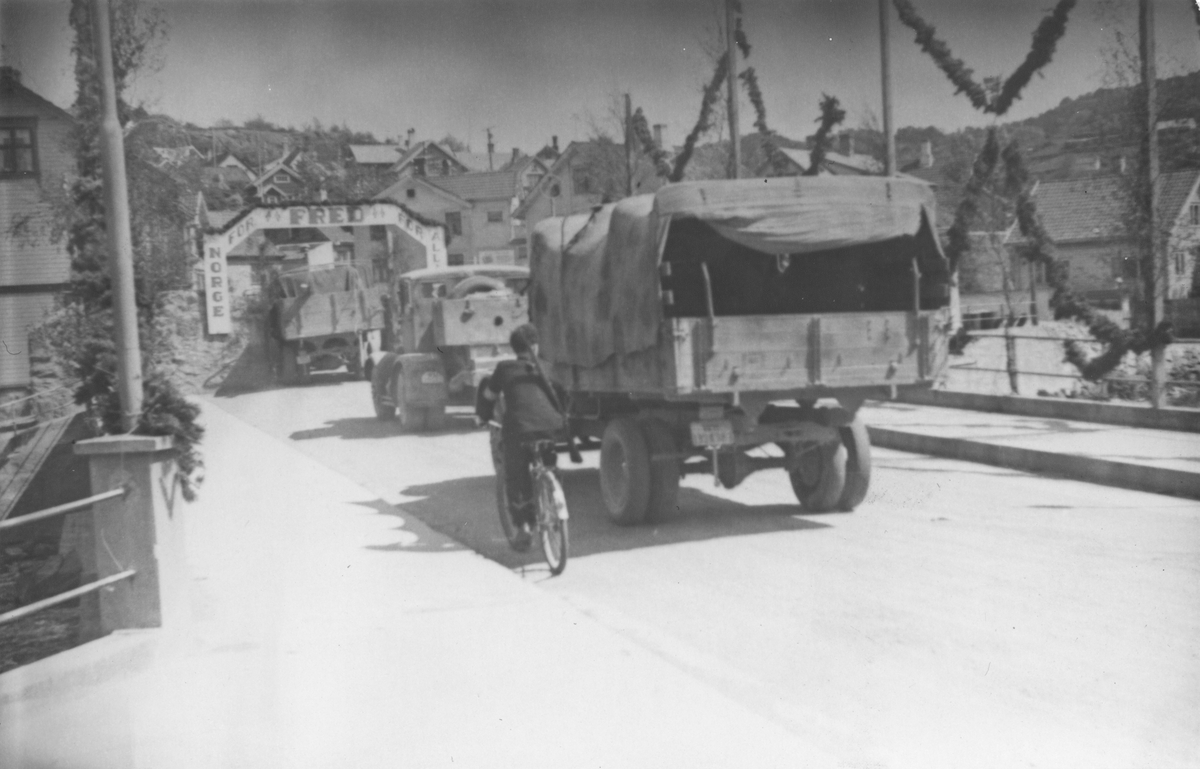 Tysk kolonne på Damsgårdsbroen med norsk sykkelvakt, 16. mai 1945.