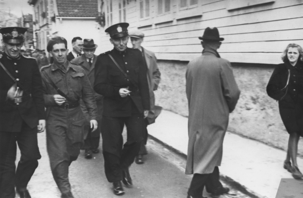 På vei til politikammeret etter talen på Torget, 17. mai 1945.