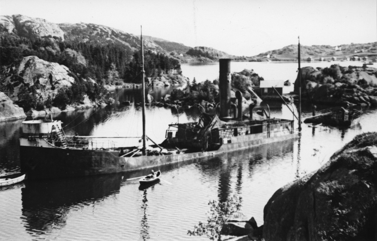 Vraket av Sarp, landsatt i Holevik etter angrepet 24. mars 1945. Bak båten sees Bennet Pedersens landsted; St. Helena.