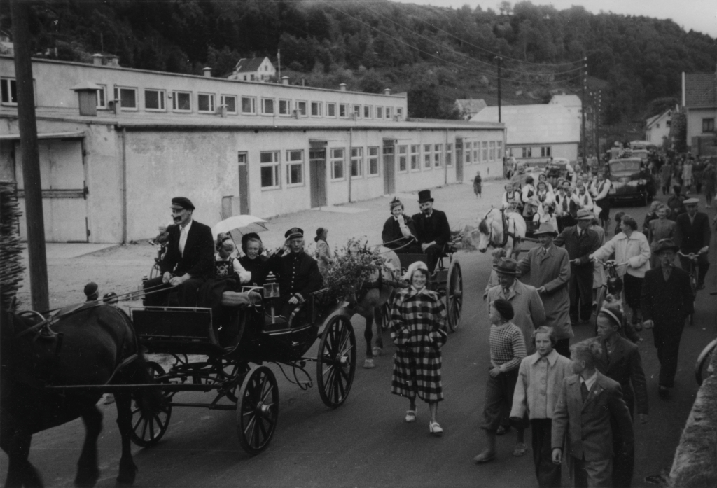 Opptog på vei til Museumsvollen, 29. juli 1951. Her passerer de Jacobsens Møbelfabrikk i Nyeveien.
